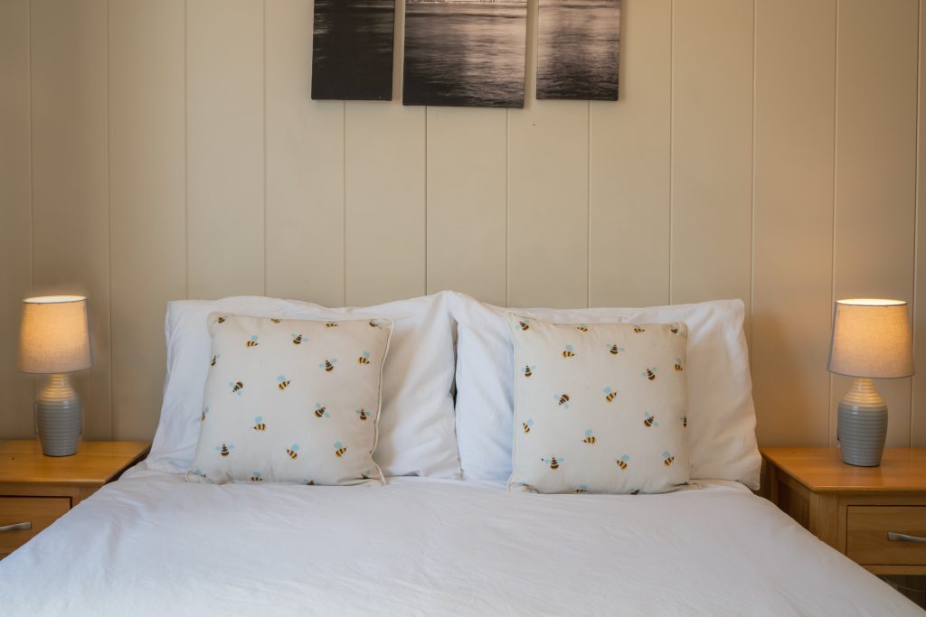 Family Lodge sleeps up to 6, countryside views and near to beach for surfing