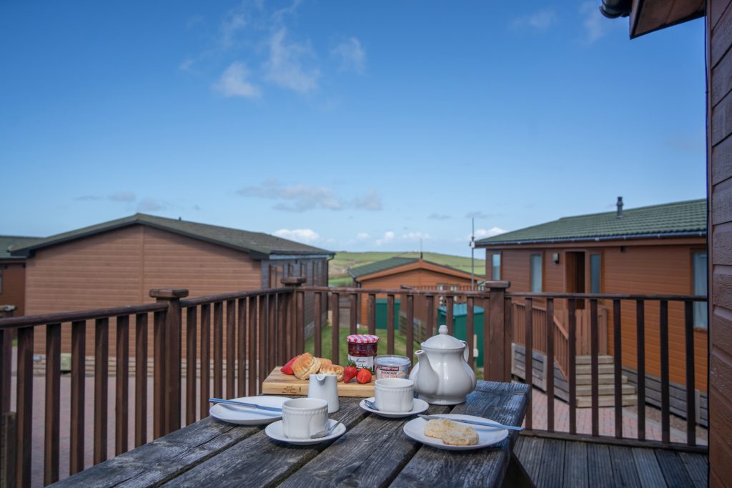 Family Lodge sleeps up to 6, countryside views and near to beach for surfing